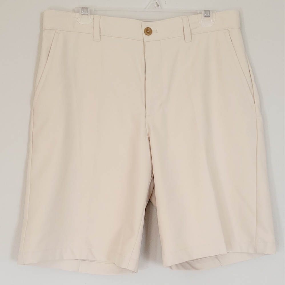 Izod golf men's khaki shorts sz 33